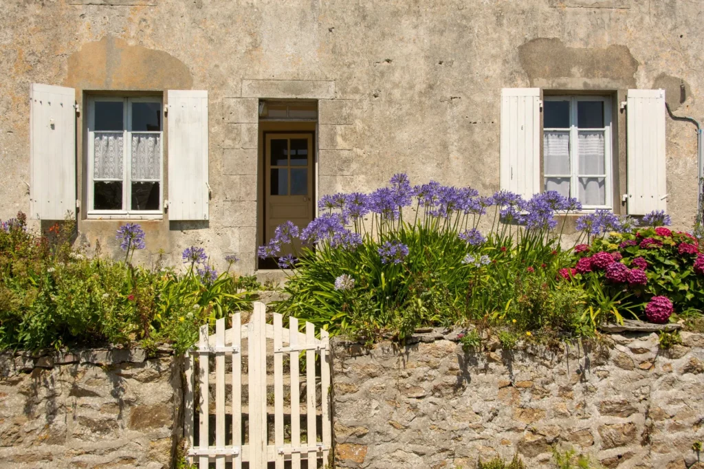 Façade en pierre dans le village circulaire de Gruissan, avec vue sur les étangs