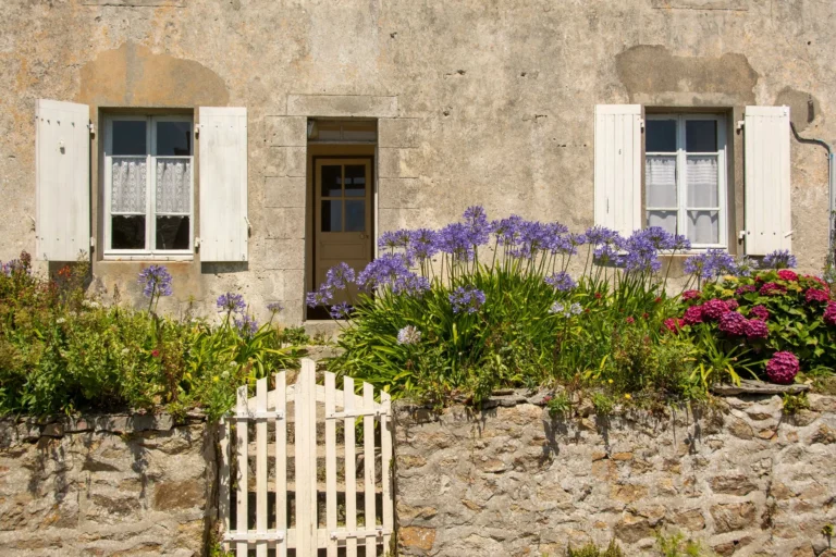 Façade en pierre dans le village circulaire de Gruissan, avec vue sur les étangs