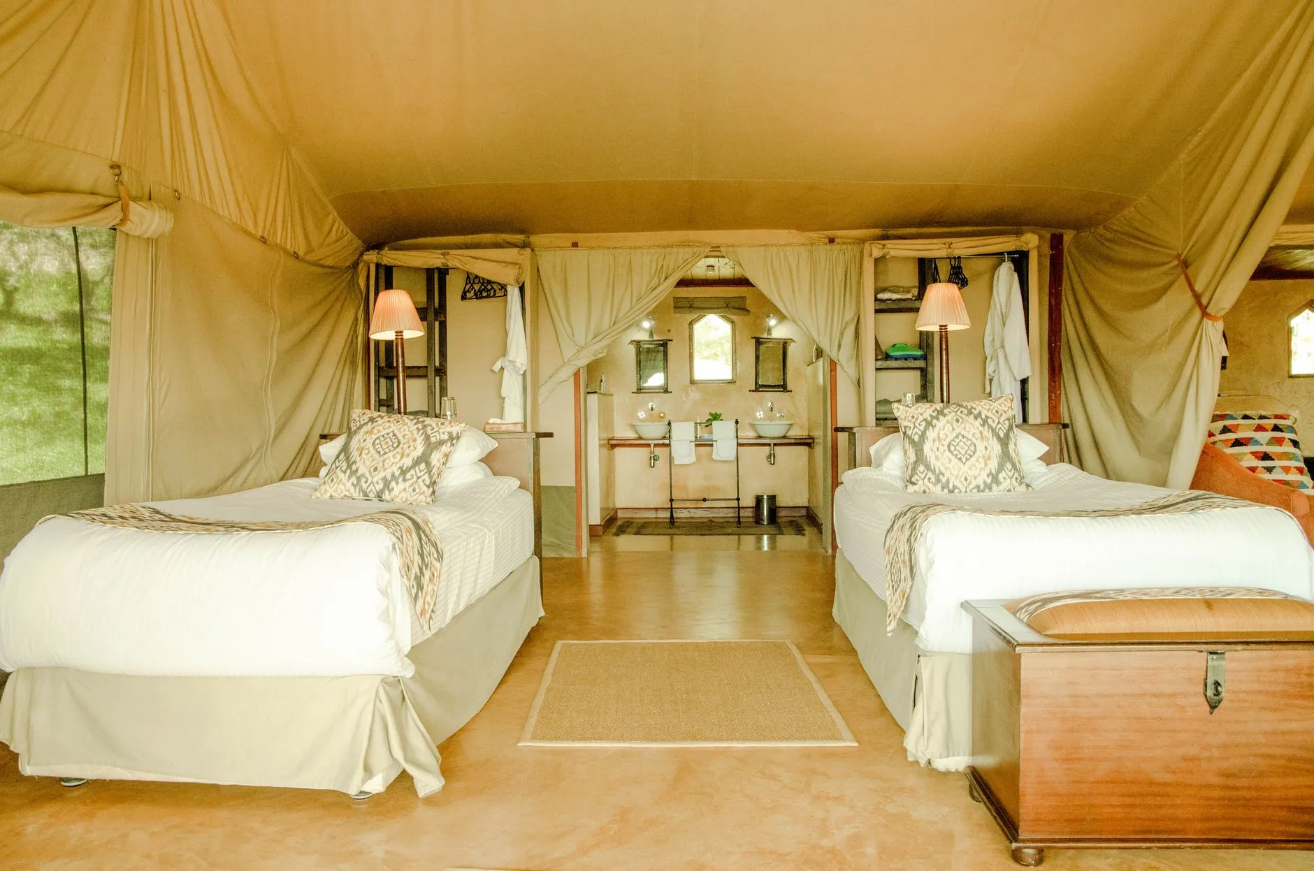 Tente lodge installée dans un domaine boisé du Périgord, typique de l'offre de glamping en Dordogne