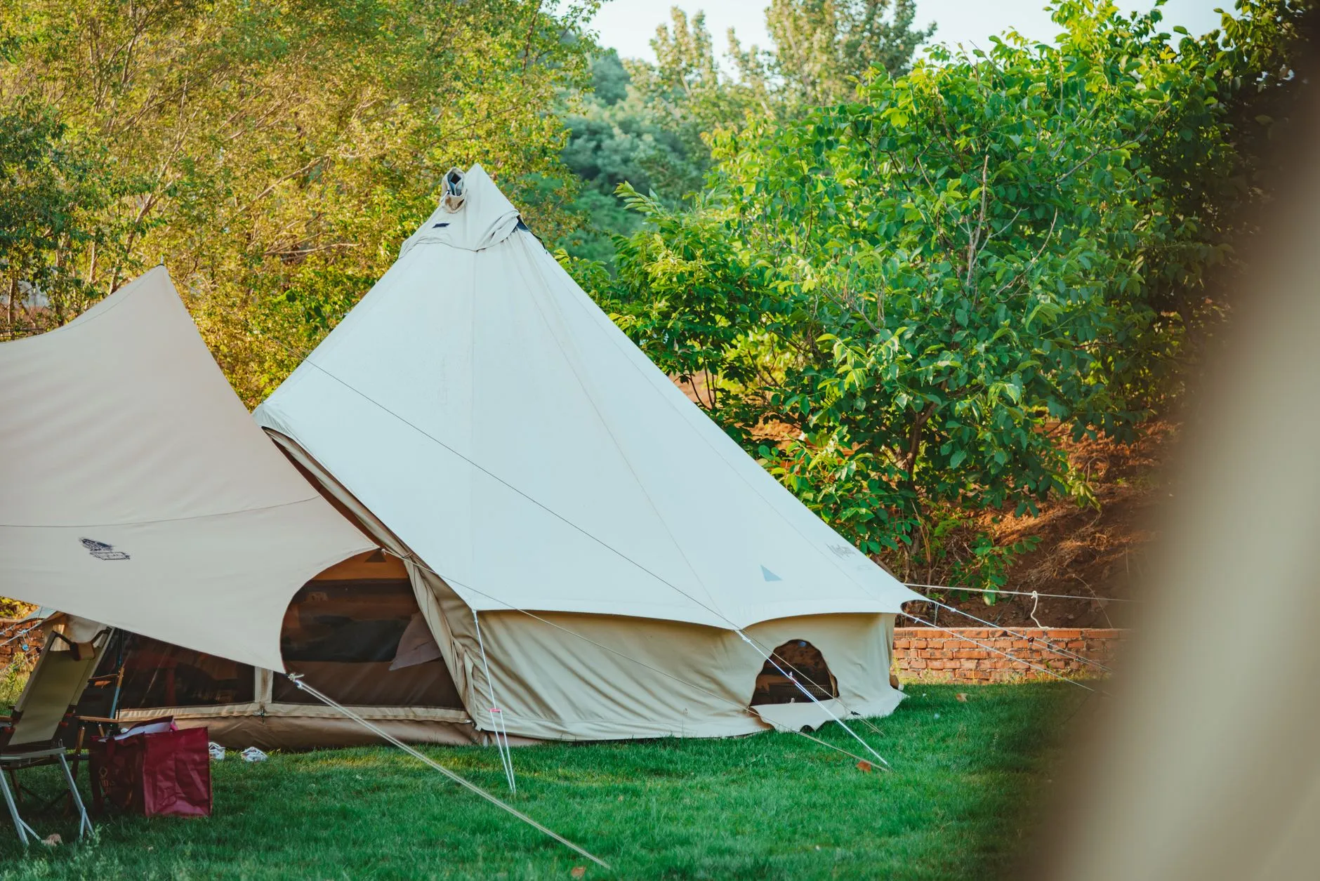 Tente de glamping installée dans la campagne mayennaise, à proximité de Sainte-Suzanne