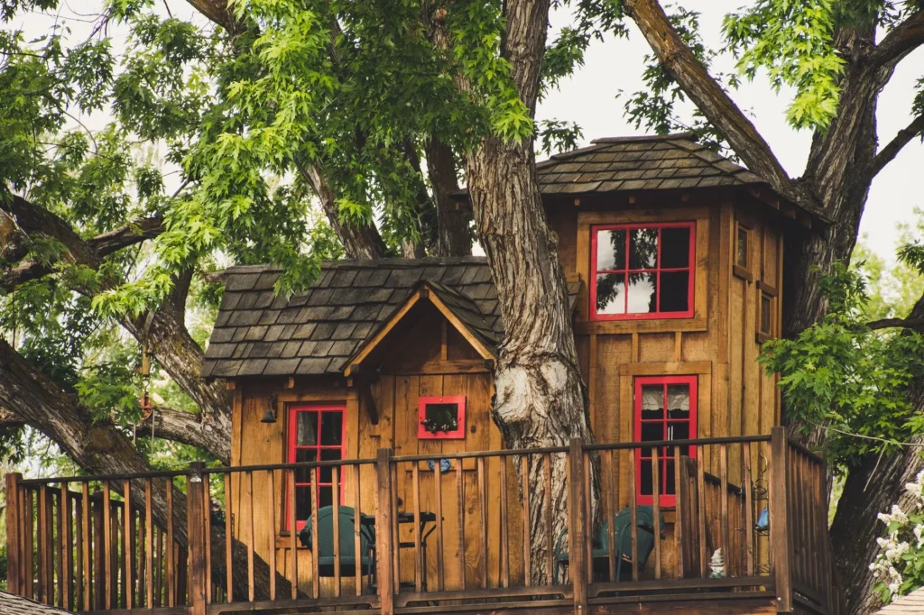 Cabane dans les arbres dans un camping boisé de la vallée de la Loire en Auvergne