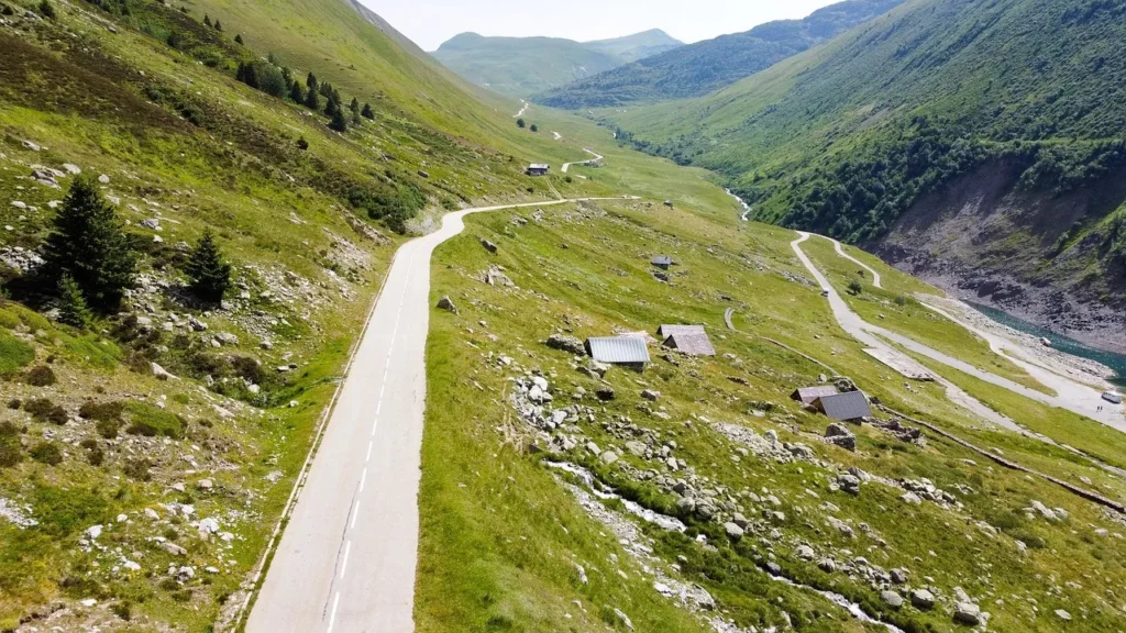 Sandales de randonnée femme posées sur un rocher au bord d'un sentier de montagne